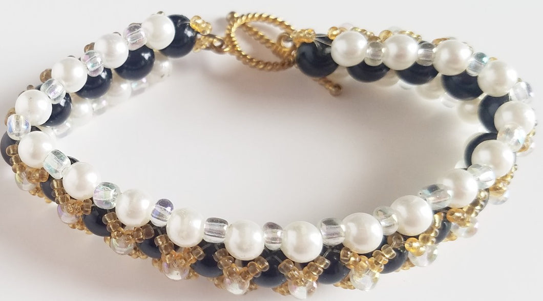 Fascinating Dark Beaded Bracelet with Faux Pearls